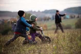 Na školkové drakiádě jsme zjistili, že pouštět se dá jízdmo na odrážedle