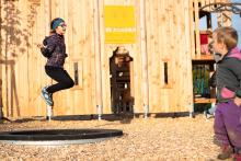 Na hřišti v Bosonohách jsme otestovali, že přes švihadlo na trampolínce skákat lze