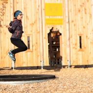 Na hřišti v Bosonohách jsme otestovali, že přes švihadlo na trampolínce skákat lze