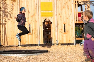 Na hřišti v Bosonohách jsme otestovali, že přes švihadlo na trampolínce skákat lze