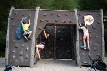 Jak dlouho mám ještě předstírat, že umím lézt v převisu (když to, narozdíl od dětí, neumím ani bez převisu)