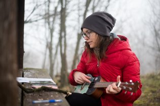 Ukulele má jednu velkou výhodu - dá se nosit všude s sebou