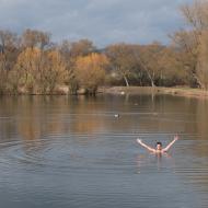Zkoušíme, jestli je rybník Srpek vhodný k otužovacím účelům - celkem ano, ale Svratka v Jundrově je Svratka v Jundrově :)