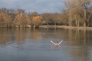 Zkoušíme, jestli je rybník Srpek vhodný k otužovacím účelům - celkem ano, ale Svratka v Jundrově je Svratka v Jundrově :)