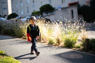 Po ulicích Brna se potuluje drsný chlápek s robotickou rukou