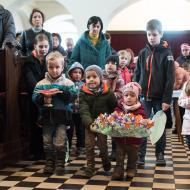 Viki - ještě před chvíli v nosítku, a teď už nese dary