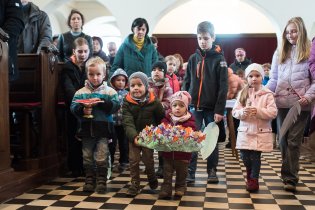 Viki - ještě před chvíli v nosítku, a teď už nese dary