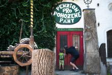 Někdo nás tady pohodil, pusťte nás dovnitř, prosím!