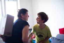 To je od tebe hezké, že mi chceš pogratulovat, babičko, mě ale mnohem víc zajímá, co to držíš za zády