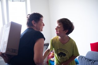 To je od tebe hezké, že mi chceš pogratulovat, babičko, mě ale mnohem víc zajímá, co to držíš za zády