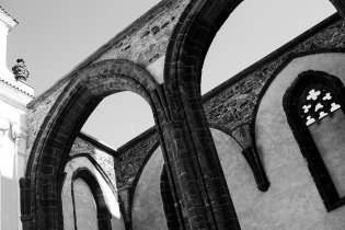 Tyto gotické křivky nás zaujaly