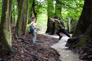 A přinesla nečekané možnosti skoků přes potok, který tam povětšinou vůbec neteče