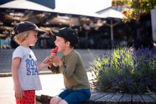 Sourozenecká idylka s vůní levandule