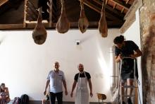 A sádlem ošetřené kýty už zase visí