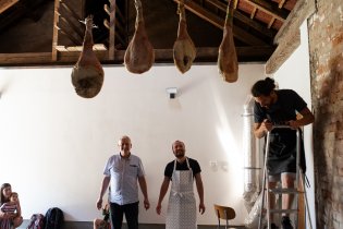 A sádlem ošetřené kýty už zase visí