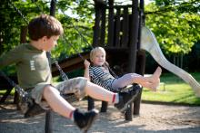 Další do sbírky sourozeneckých idylkových, tentokrát v záři zapadajícího slunce