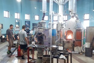 Nevím, jak moc byli nadšení pánové skláři, že se na ně díváme přímo od oběda, ale my jsme byli nadšení dost