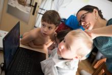 Jeden pán čerstvě ostříhán, a druhý v plné parádě