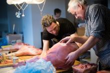 Martin je největším odborníkem na zpracování prasečích kýt v celé farnosti