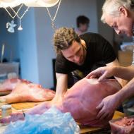 Martin je největším odborníkem na zpracování prasečích kýt v celé farnosti