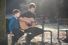 S dvojkombinací stojánek na noty plus tablet je Tom naprosto spokojený