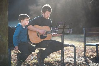 S dvojkombinací stojánek na noty plus tablet je Tom naprosto spokojený