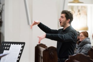 Koncert Brněnského Akademického Sboru - úkolem fotografky je především zachytit pěknou momentku s panem dirigentem