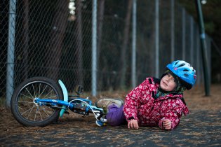 Občasný karambol k životu začínajícího jezdce bez koleček tak nějak patří