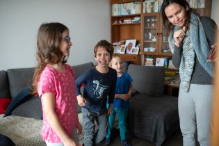 Jak jsem si mohla myslet, že děti budou tančit na povel? Ani reklama na Bernarda, která je povětšinou roztančí zaručeně, nezabrala.