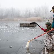 Z rubriky "Vyzkoušeno za vás": Nové hokejky od Ježíška, kterými budete rozbíjet ne úplně slabý led na rybníce, to moc dlouho nevydrží