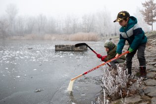 Z rubriky "Vyzkoušeno za vás": Nové hokejky od Ježíška, kterými budete rozbíjet ne úplně slabý led na rybníce, to moc dlouho nevydrží