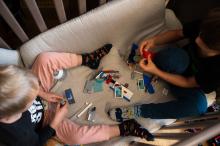 Zatímco rodiče balí, je potřeba nějak zabavit děti. Lego občas docela zafunguje.