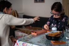 Snažím se na Verunku sugestivně působit, aby všechno neuhodla hned na první pokus