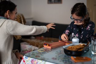 Snažím se na Verunku sugestivně působit, aby všechno neuhodla hned na první pokus