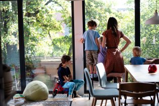 Dva dostatečně hraví pejsci na dvoře - zajímavé divadlo zaručeno