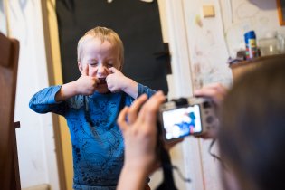 Viki ve svých čtyřech letech už umí některé opravdu strašidelné ksichtíky