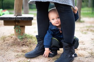 Víteček zpočátku pózoval z bezpečí pod máminou sukní