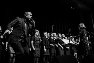 Tom s Vikym fotí Brno Gospel Choir, zatímco Lenka s Ráďou jsou na představení "Hurvínek prodává nevěstu"