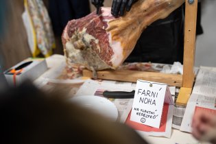 V rámci adventního jarmarku došlo i na první ochutnávku farní nohy - měla velký úspěch!