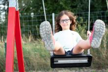 Zatímco si s Verčou užíváme portrétování u Devíti křížů, Vikiho právě na vedlejší houpačce bodá vosa do prstíku