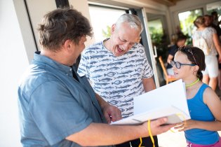 Trochu jsme se obávali, jak Pavel naši lehce nekorektní fotoknihu přijme... zdá se, že dobrý
