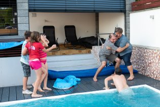 Tady už děti raději vyklidily pole a jen se dobře baví