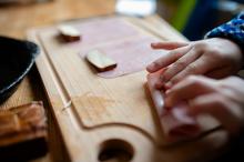 Zde vzniká Ráďova specialita: tofíčkové rolky se šunkou, následuje okořenění a osmažení na pánvi