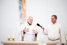 Matoušek během křtu disciplinovaně usnul