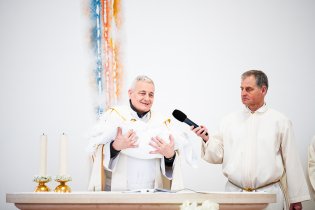 Matoušek během křtu disciplinovaně usnul