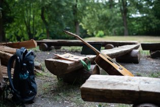 Nateklé koleno donutilo Toma na Vranově chillovat s kytarou, zatímco jeho žena se potulovala po lesích :)