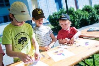 Stánek farnosti Brno-Komín je téměř ready na příval tangramuchtivých dětí