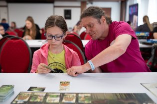 Verunka se zatím tváří poněkud nedůvěřivě, ale trpělivý herman ji Smíšený les brzy naučil tak, že si hru fakt užila