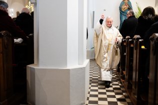 Otec Marcel sice možná maličko stárne, ale jeho výraz při kropení věřících svěcenou vodou je stále týž