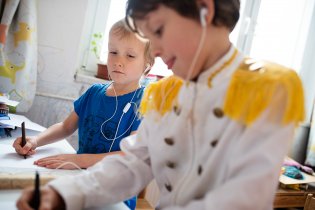 Sluchátka s Pokáčem do uší, a jde se malovat